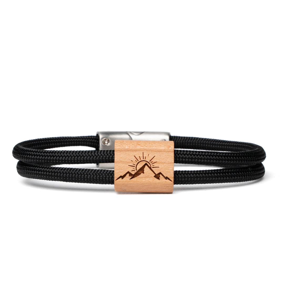 Holzarmband Berge und Sonne mit schwarzem Paracord und graviertem Holzmotiv
