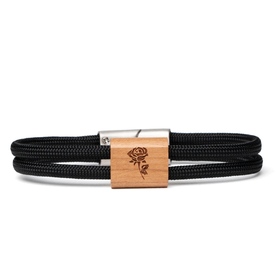 Holzarmband mit graviertem Rosenmotiv und schwarzem Paracord
