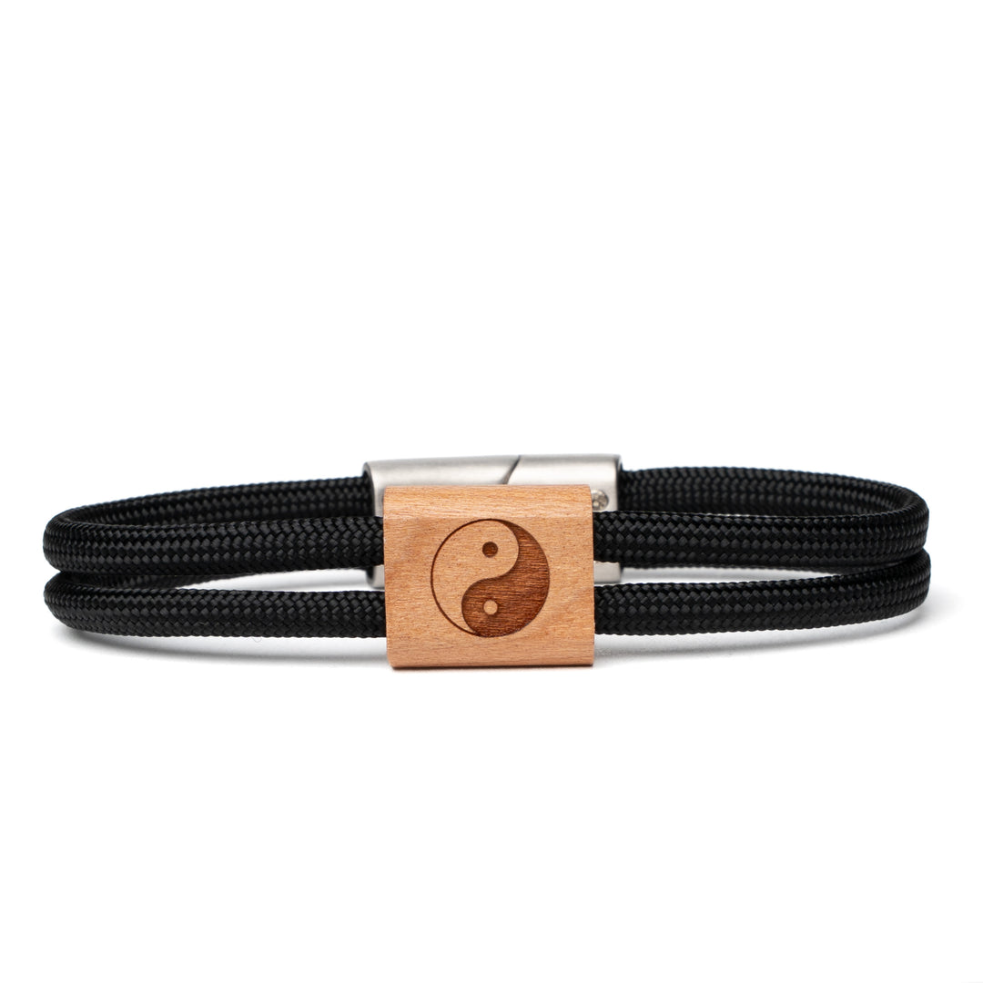 Holzarmband mit graviertem Yin-Yang-Symbol und schwarzem Paracord
