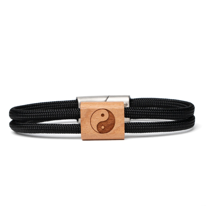 Holzarmband mit graviertem Yin-Yang-Symbol und schwarzem Paracord
