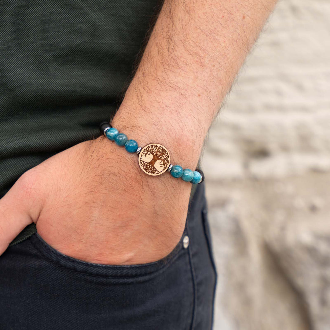 Edelsteinarmband mit Lebensbaum-Gravur auf Kirschholz – Apatit und schwarzer Onyx als kraftvolle Naturkombination