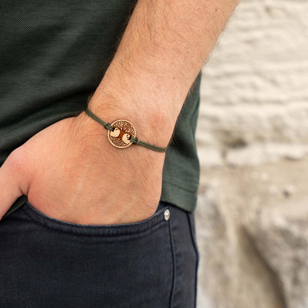 Armband mit Lebensbaum auf Kirschholz – spiritueller Holzschmuck mit olivgrünem Nylonband und personalisierbarer Rückseite