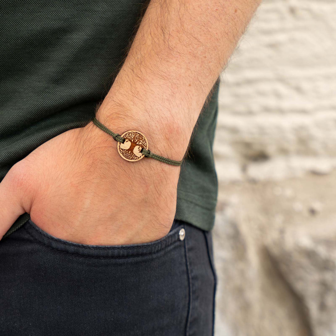 Armband mit Lebensbaum auf Kirschholz – spiritueller Holzschmuck mit olivgrünem Nylonband und personalisierbarer Rückseite