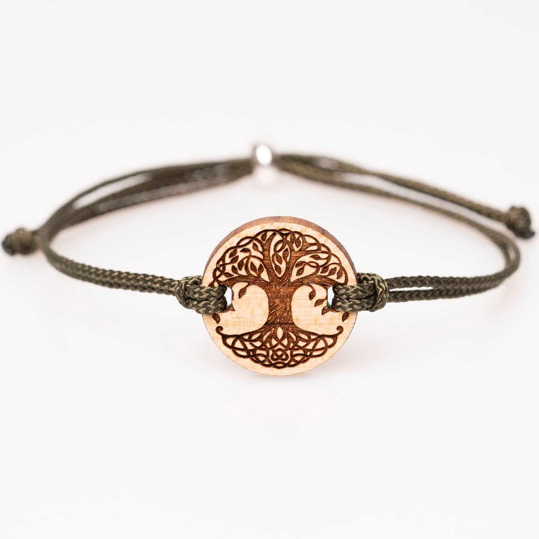 Personalisiertes Holzarmband aus Kirschholz mit fein graviertem Baum des Lebens, olivgrünes Nylonband, handgemachter Holzschmuck – ideales Geschenk für Naturfreunde und spirituelle Menschen