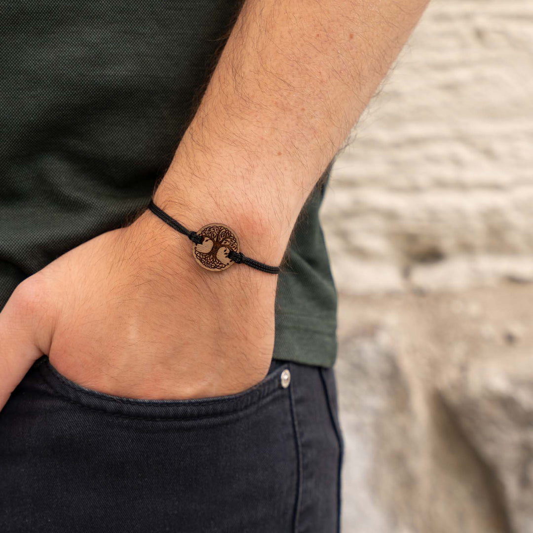 Graviertes Armband mit Baum des Lebens auf Nussbaumholz – natürlicher Holzschmuck mit schwarzem Band