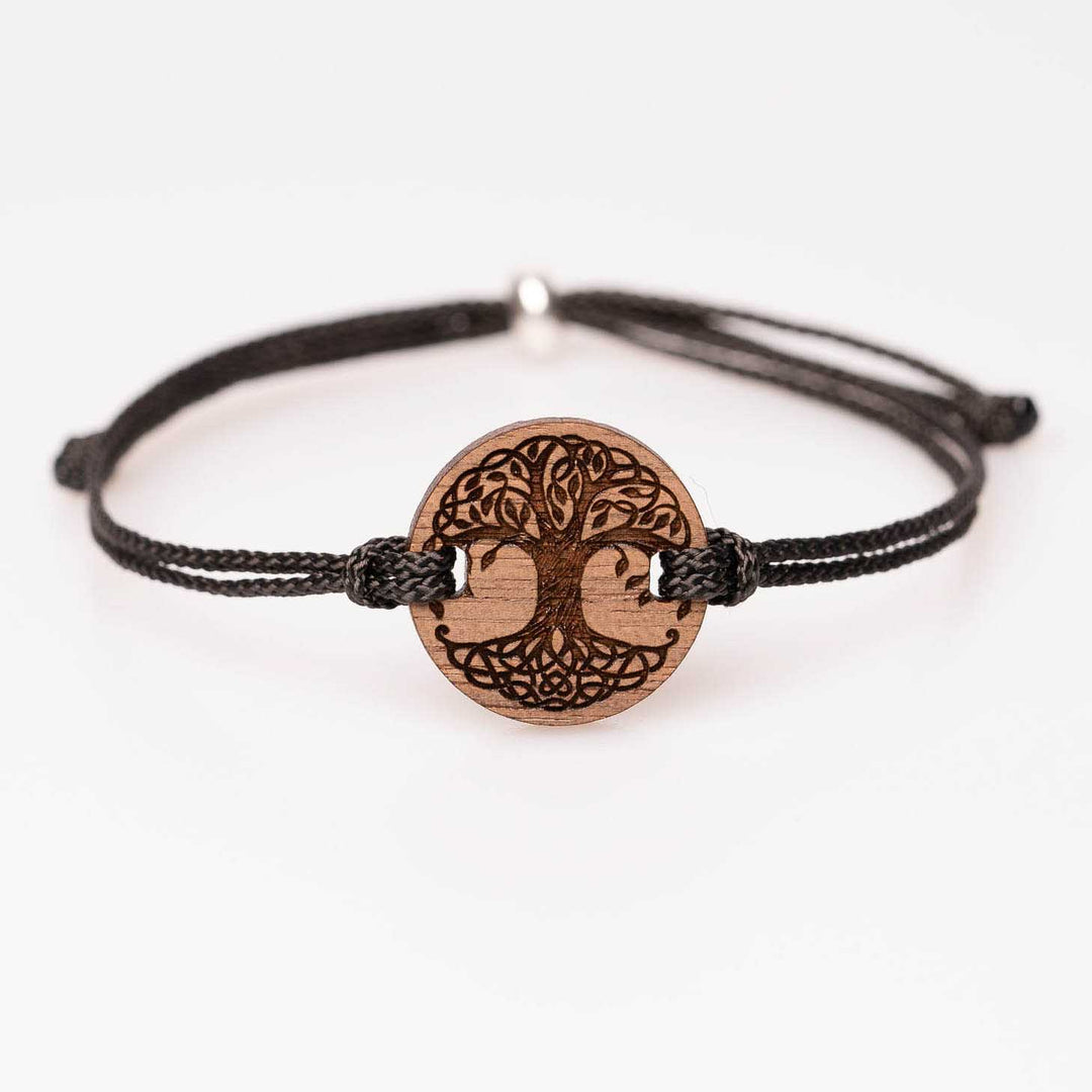 Personalisiertes Armband aus Nussbaumholz mit filigraner Baum des Lebens Gravur, schwarzes Nylonband, einzigartiger Holzschmuck als spirituelles Geschenk für Sie oder Ihn