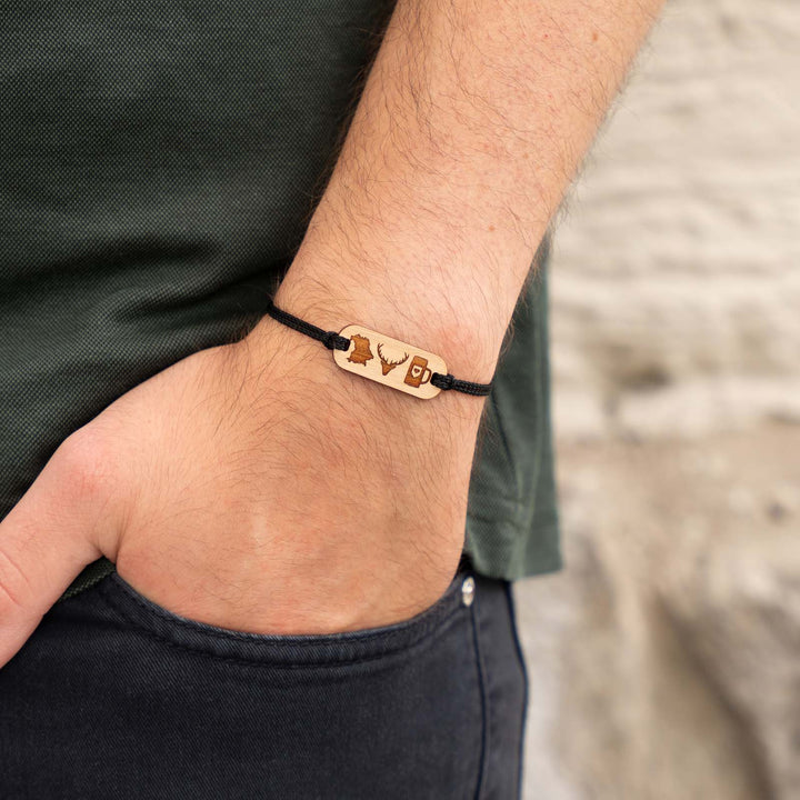 Armband mit bayerischen Symbolen auf Kirschholz – Hirsch, Maßkrug und Bayern-Umriss als Gravur auf Holz mit schwarzem Band