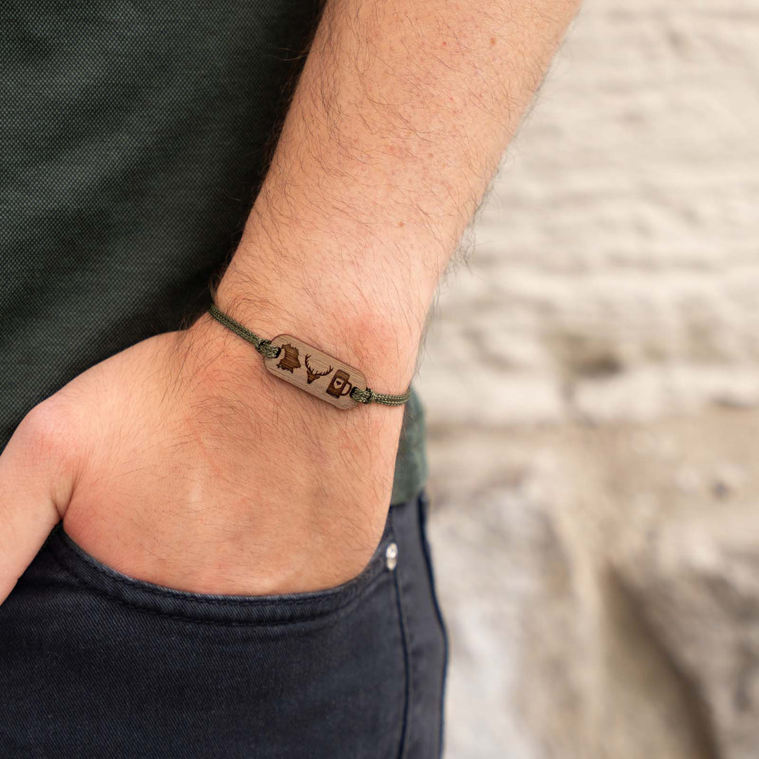 Bayerisches Armband aus Nussbaumholz – Gravur mit Hirsch, Maßkrug & Umriss, olivgrünes Band und individuelle Rückseitengravur möglich