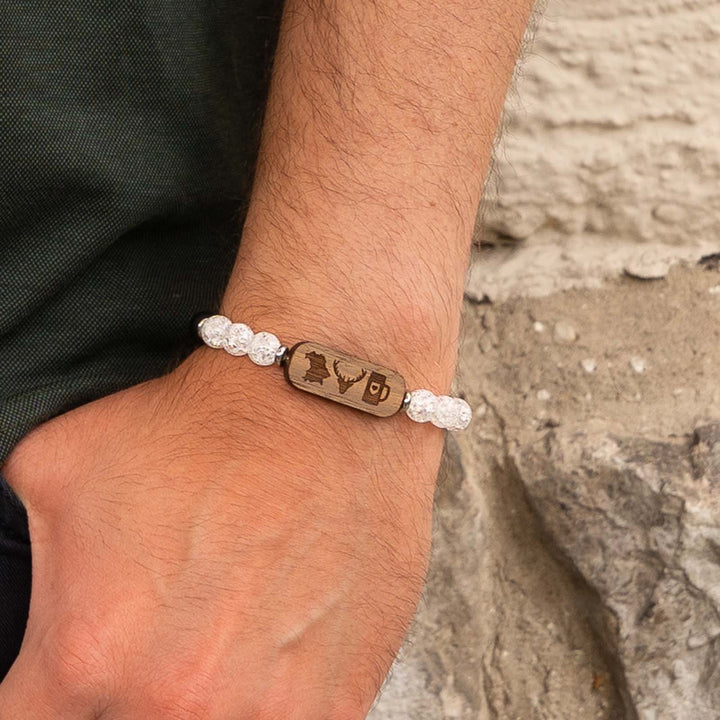 Graviertes Bayern-Armband aus Nussbaumholz – Maßkrug, Hirsch und Umriss mit Bergkristall, schwarzem Onyx und individueller Rückseitengravur