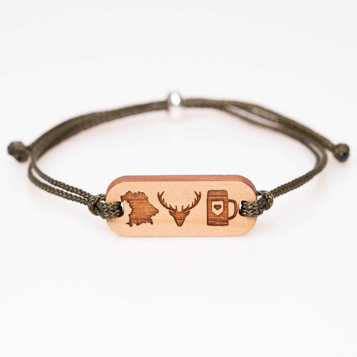 Personalisiertes Holzarmband aus Kirschholz mit Bayern-Motiv: Umrisskarte, Hirschkopf und Maßkrug graviert, olivgrünes Nylonband, handgemachter Holzschmuck – ideales Geschenk für Bayern-Fans