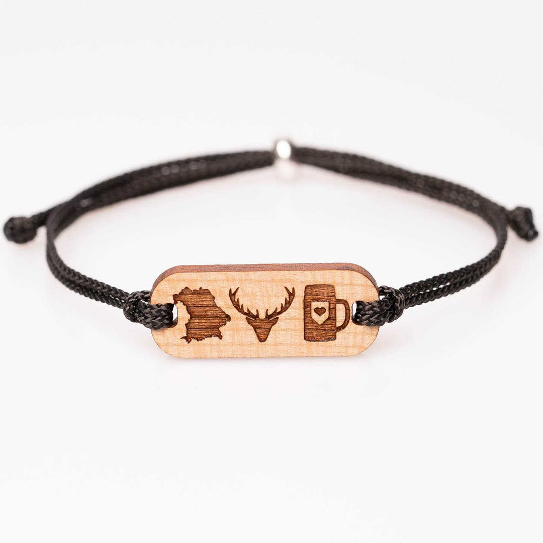 Kirschholz-Armband mit Gravur: Bayern Silhouette, Hirschkopf mit Geweih und Maßkrug, schwarzes Nylonband, personalisierbarer Holzschmuck – bayerisches Geschenk für Heimatverbundene