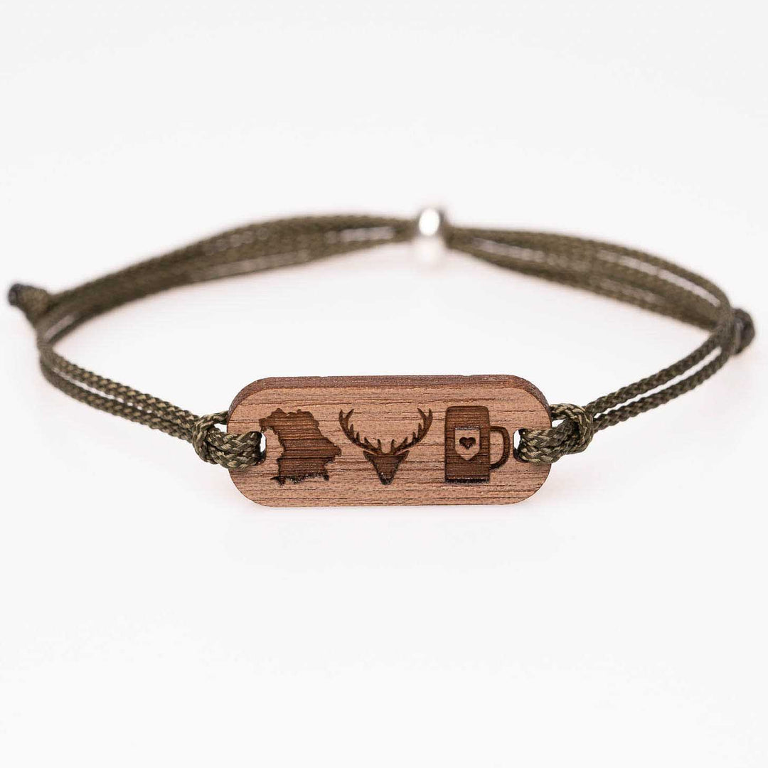 Nussbaumholz-Armband mit Bayern Gravur: Landkarte, Hirsch und Maßkrug, olivgrünes Nylonband, personalisiertes Holzarmband – ideales Geschenk für Trachten- und Bierliebhaber