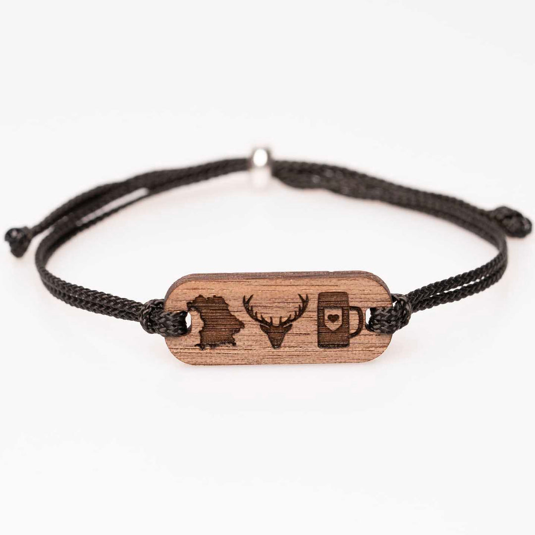 Personalisiertes Nussbaum-Armband mit Gravur: Bayern Umriss, Hirschkopf und Maßkrug, schwarzes Nylonband, einzigartiger Holzschmuck – bayerische Geschenkidee für Oktoberfest-Fans und Heimatliebhaber