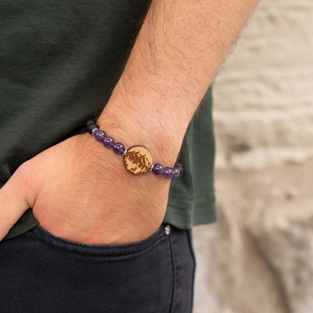 Edelsteinarmband mit Hirsch- und Berggravur auf Kirschholz – kombiniert mit Amethyst und schwarzem Onyx für naturverbundenen Schmuck