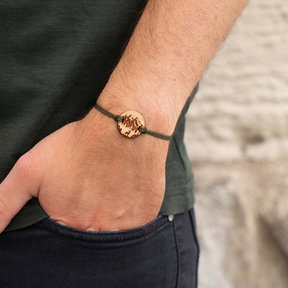 Armband mit Hirsch und Bergmotiv auf Kirschholz – naturverbundener Holzschmuck mit olivgrünem Nylonband