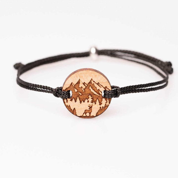 Kirschholz-Armband mit graviertem Motiv: Berge und Hirsch, schwarzes Nylonband, individualisierbarer Holzschmuck – perfekte Geschenkidee für Outdoor-Fans, Naturfreunde oder Jagdliebhaber