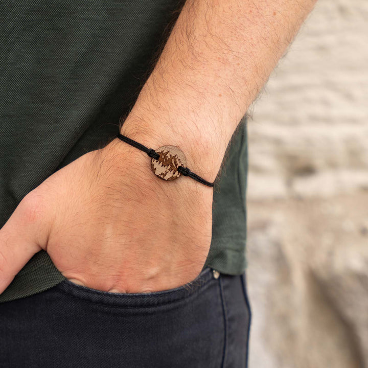 Graviertes Armband mit Hirsch und Berg auf Nussbaumholz – olivgrünes Band und Rückseite individuell gravierbar