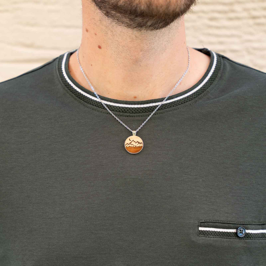 Halskette mit Berg- und Mondmotiv – stimmungsvolles Kirschholz-Inlay mit Gravur