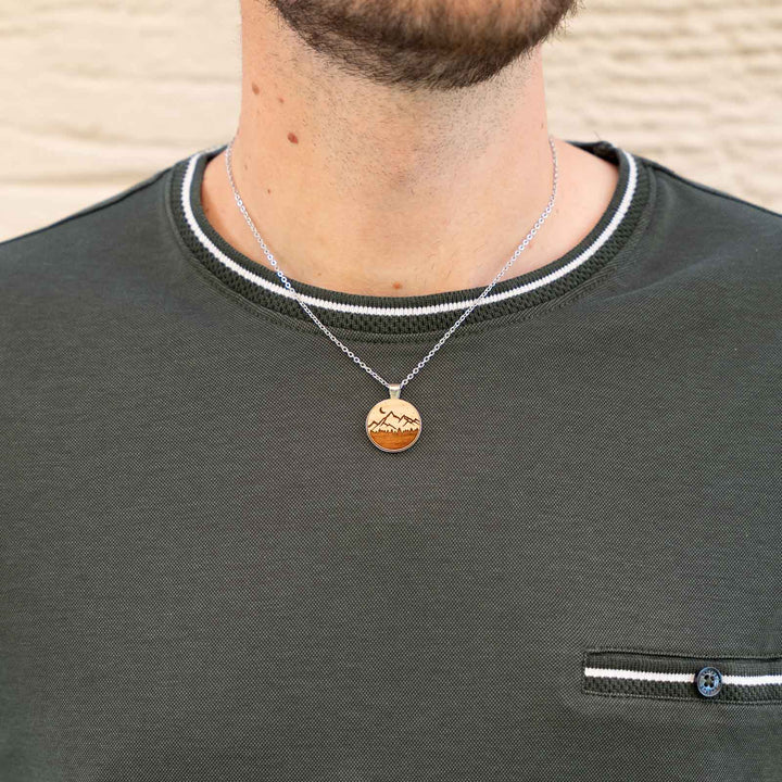 Halskette mit Berg- und Mondmotiv – stimmungsvolles Kirschholz-Inlay mit Gravur