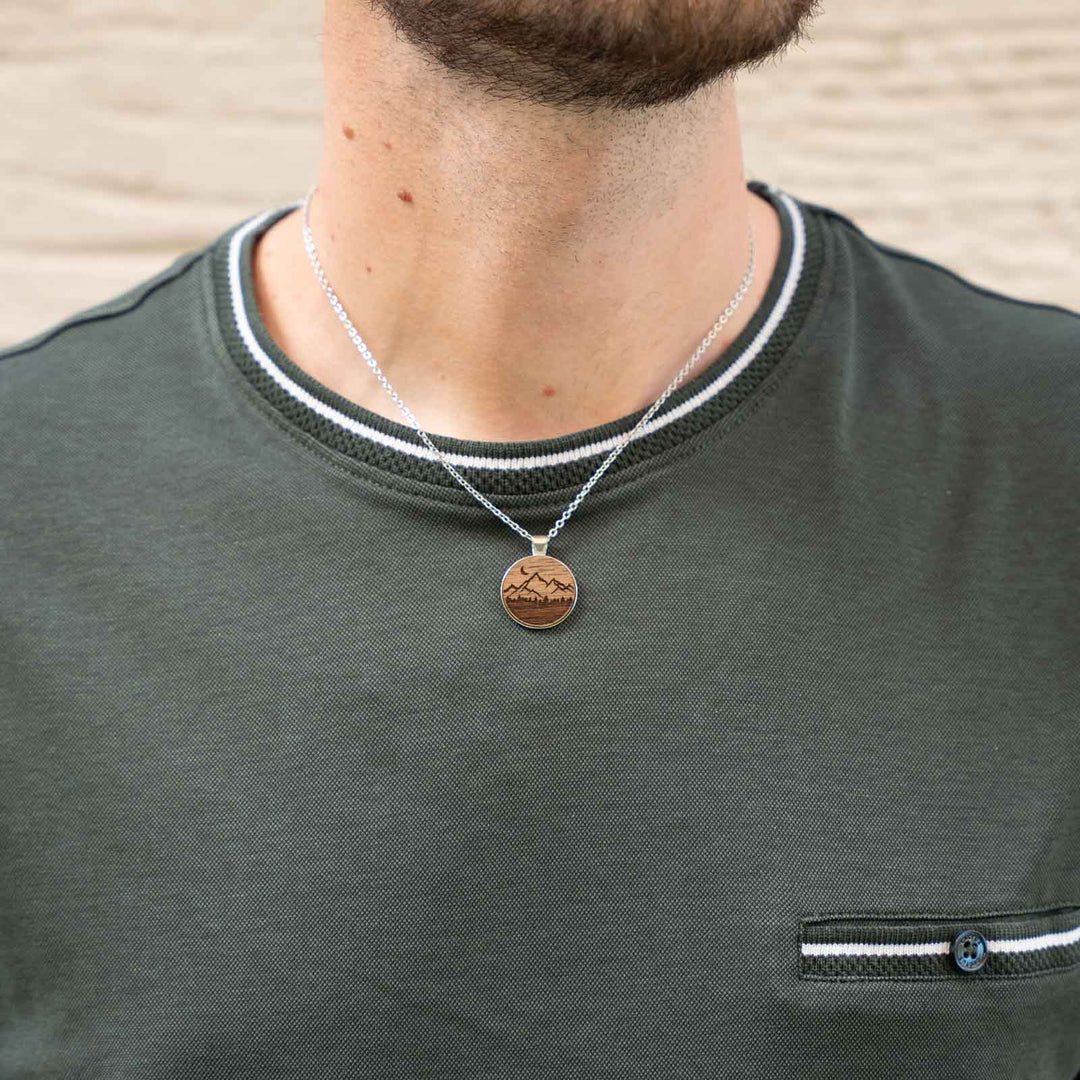Graviertes Berg- und Monddesign auf Nussbaumholz – handgefertigte Natur-Halskette mit Symbolkraft