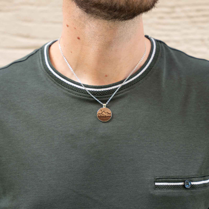 Graviertes Berg- und Monddesign auf Nussbaumholz – handgefertigte Natur-Halskette mit Symbolkraft