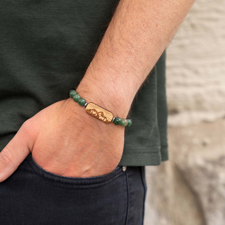 Edelsteinarmband mit Bergmotiv auf Kirschholz – grüne Jade und schwarzer Onyx vereint in handgefertigtem Holzschmuck