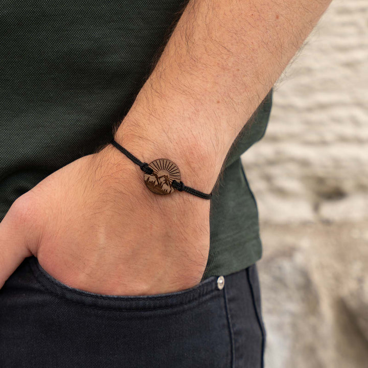 Berg- und Waldgravur auf Nussbaumholz – handgefertigtes Armband mit schwarzem Band und personalisierbarer Rückseite