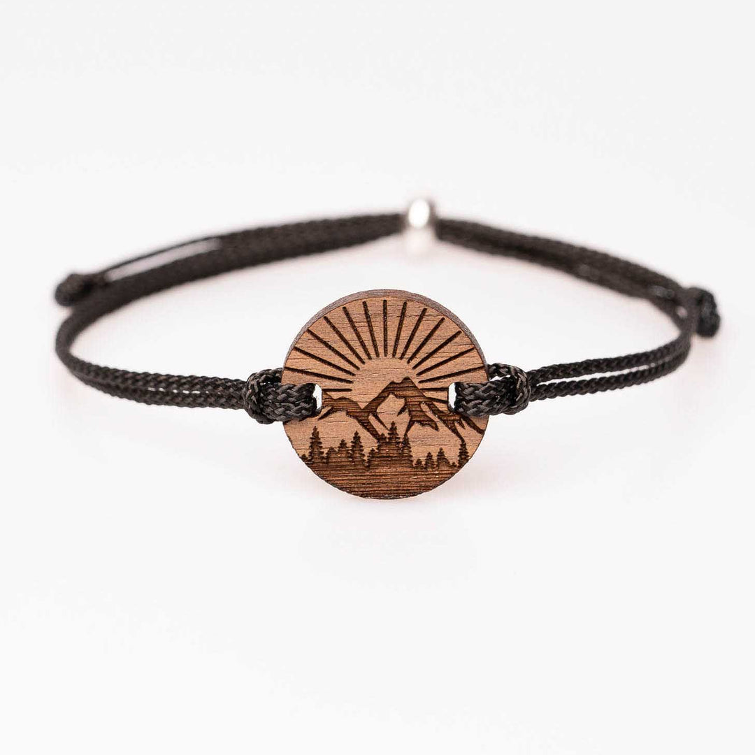 Nussbaum-Armband rund mit Berg Natur Gravur, schwarzes Nylonband, einzigartiger und personalisierbarer Holzschmuck – ideale Geschenkidee für Natur- und Bergliebhaber