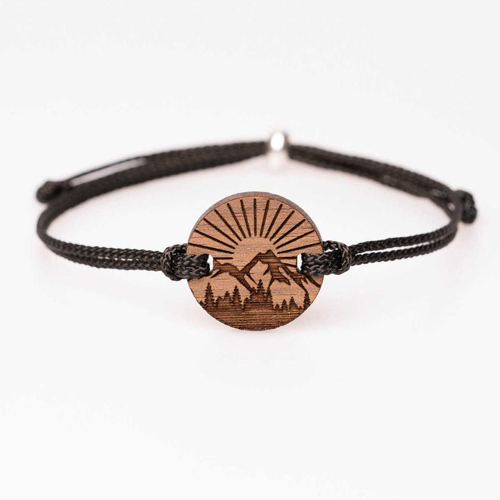 Nussbaum-Armband rund mit Berg Natur Gravur, schwarzes Nylonband, einzigartiger und personalisierbarer Holzschmuck – ideale Geschenkidee für Natur- und Bergliebhaber