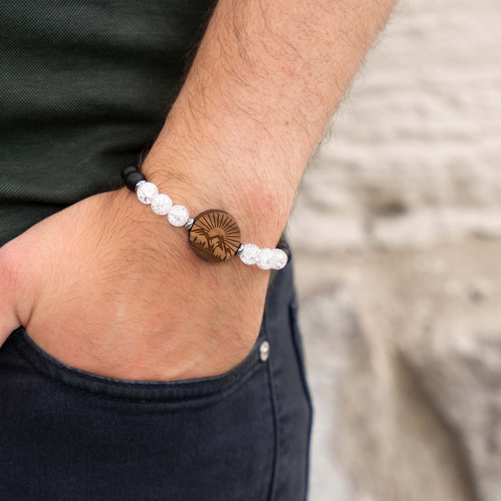Graviertes Armband mit Berglandschaft auf Nussbaumholz – Bergkristall, schwarzer Onyx und individuell gravierbare Rückseite