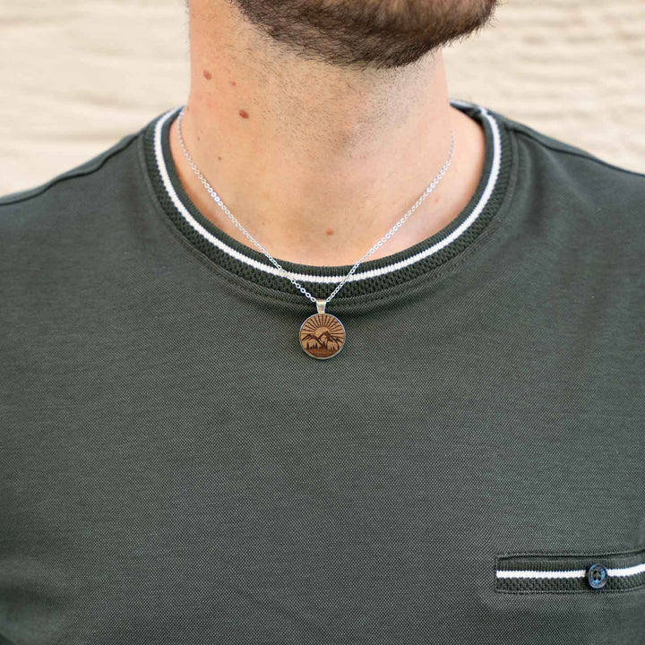 Edelstahl-Halskette mit gravierter Bergszene auf Nussbaumholz – Naturmotiv als Holz-Inlay