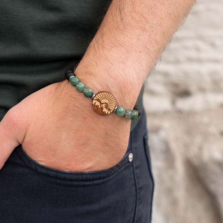 Armband mit Berg- und Waldgravur auf Kirschholz – kombiniert mit grüner Jade und schwarzem Onyx für naturnahen Edelsteinschmuck