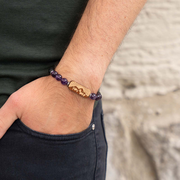 Armband mit Berg- und Waldgravur auf Kirschholz – kombiniert mit Amethyst und schwarzem Onyx für naturverbundenen Edelsteinschmuck