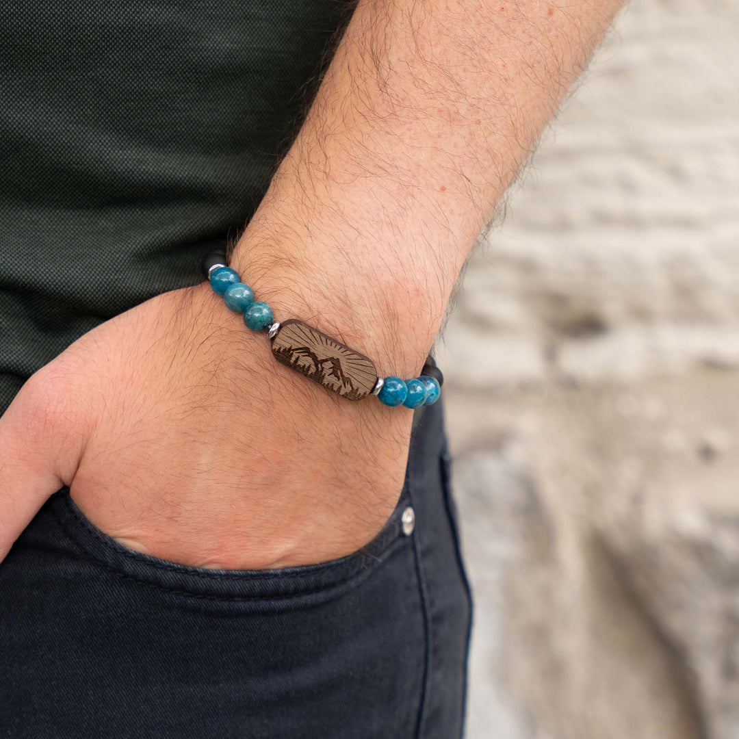 Graviertes Armband mit Berglandschaft auf Nussbaumholz – Apatit, schwarzer Onyx und personalisierbare Rückseite