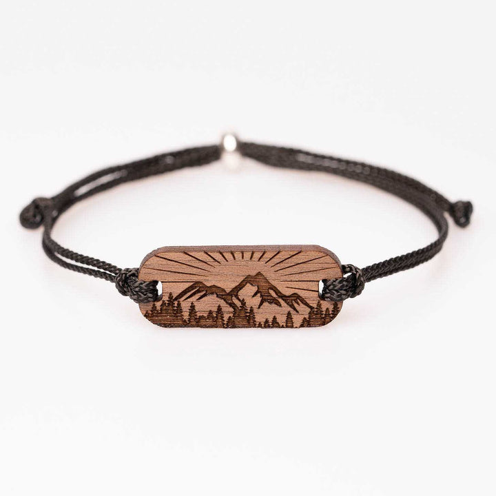 Personalisiertes Holzarmband aus Nussbaum mit Berglandschaft, Wald und Sonnenstrahlen Gravur, schwarzes Nylonband, ideales Outdoor Geschenk für Wanderfreunde und Naturliebhaber