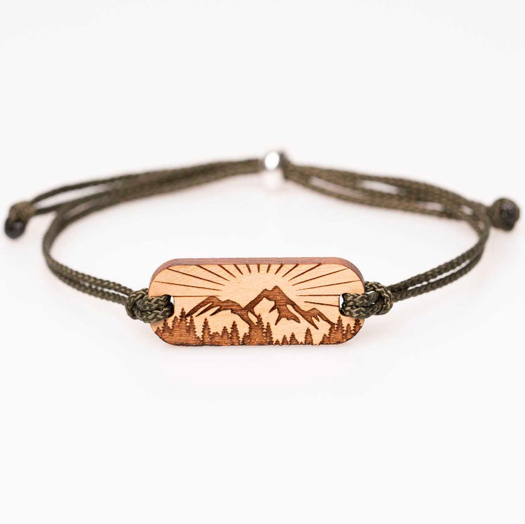 Armband aus Kirschholz mit gravierter Berg-Silhouette, Sonnenstrahlen und Waldmotiv, olivgrünes Nylonband, personalisierbarer Holzschmuck als Geschenk für Naturfreunde
