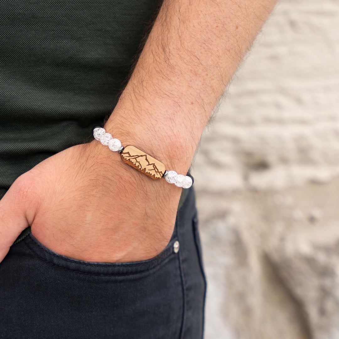 Armband mit Bergsilhouette auf Kirschholz – kombiniert mit Bergkristall und schwarzem Onyx als feiner Edelsteinschmuck