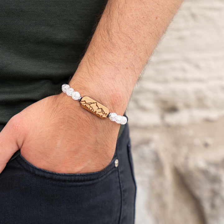 Armband mit Bergsilhouette auf Kirschholz – kombiniert mit Bergkristall und schwarzem Onyx als feiner Edelsteinschmuck