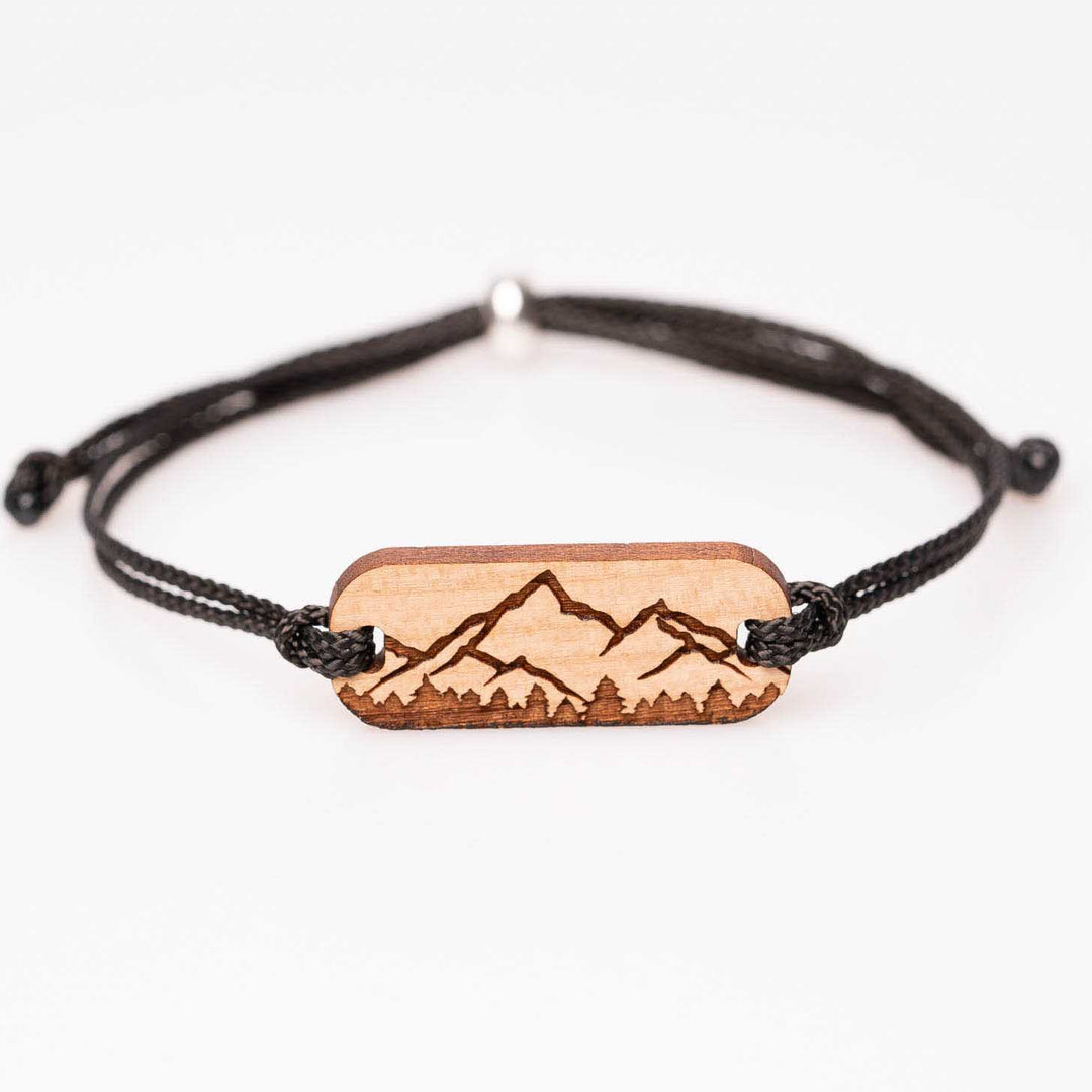 Kirschholz-Armband mit detaillierter Berg Silhouette und Wald Gravur, schwarzes Nylonband, personalisierbarer Holzschmuck als Geschenk für Wanderer, Outdoor-Fans oder Naturliebhaber
