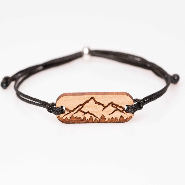 Kirschholz-Armband mit detaillierter Berg Silhouette und Wald Gravur, schwarzes Nylonband, personalisierbarer Holzschmuck als Geschenk für Wanderer, Outdoor-Fans oder Naturliebhaber