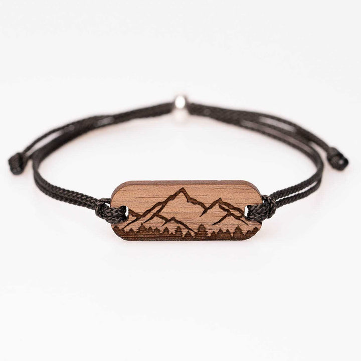 Personalisiertes Nussbaum-Armband mit Berg- und Waldmotiv Gravur, schwarzes Nylonband, individueller Holzschmuck – ideale Geschenkidee für Natur- und Bergliebhaber