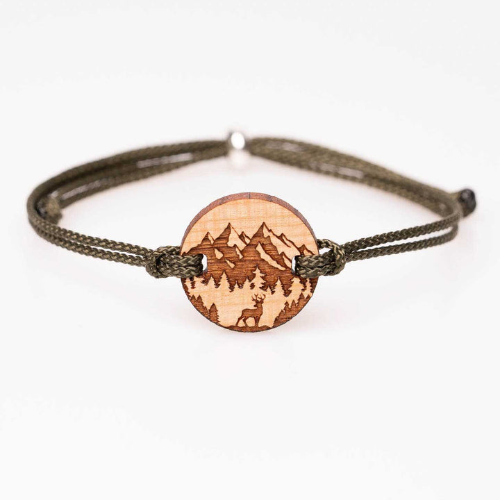 Personalisiertes Holzarmband aus Kirschholz mit Gravur: Berglandschaft und Hirsch, olivgrünes Nylonband, handgemachter Naturschmuck – ideales Geschenk für Bergliebhaber und Jäger