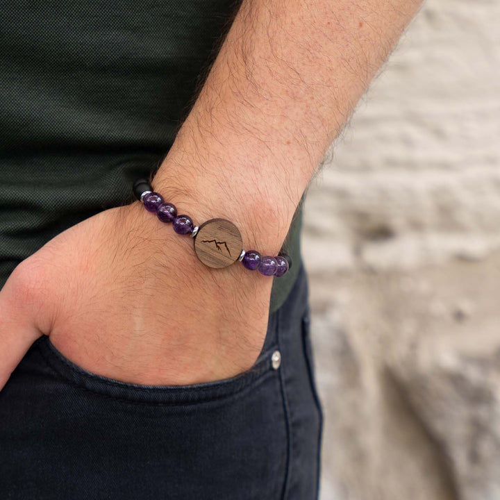 Graviertes Armband mit Bergmotiv auf Nussbaumholz – Amethyst, schwarzer Onyx und personalisierbare Rückseite