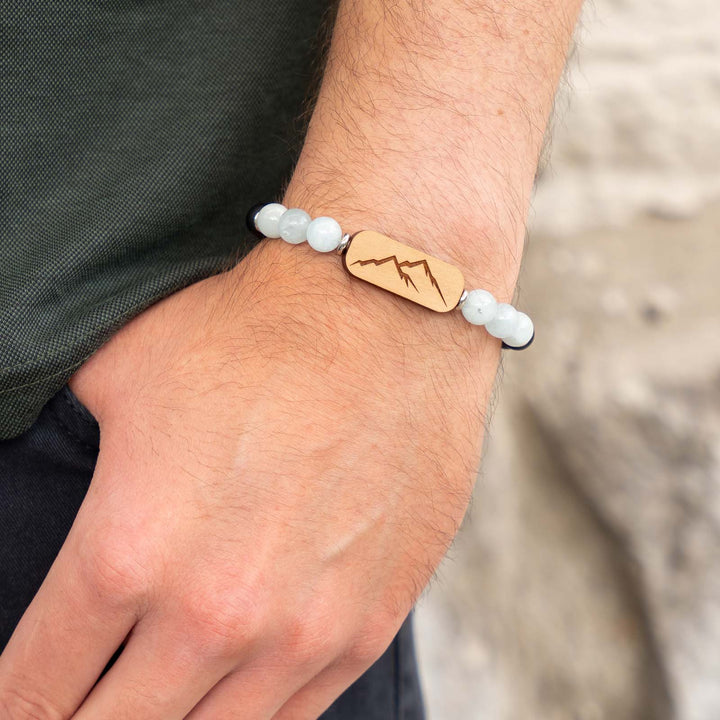 Edelsteinarmband mit Bergmotiv auf Kirschholz – kombiniert mit Aquamarin und schwarzem Onyx für naturnahen Holzschmuck