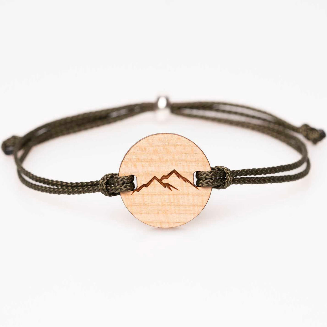 Rundes Holzarmband aus Kirschholz mit gravierter Berg Silhouette, olivgrünes Nylonband, personalisierbarer Naturschmuck – ideales Geschenk für Bergliebhaber und Wanderer