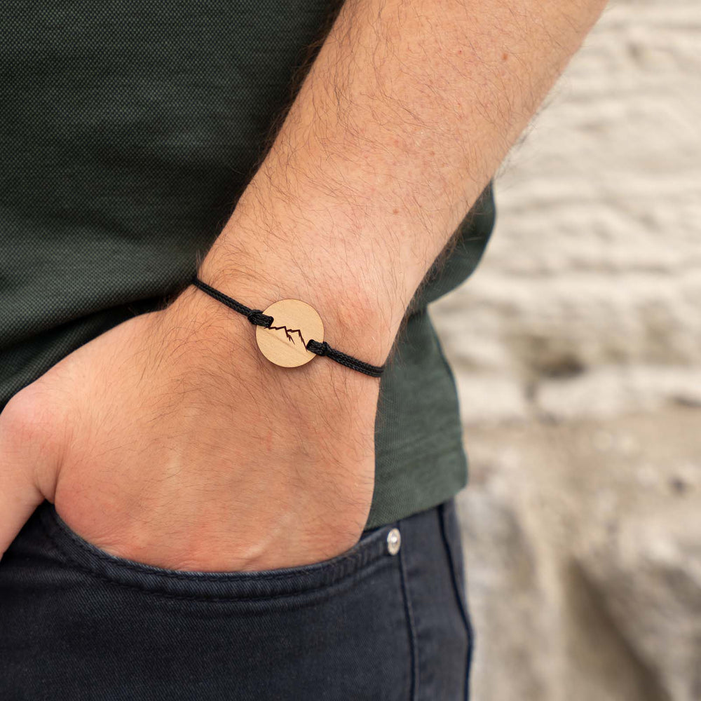 Bergmotiv auf Kirschholz – handgefertigtes Armband mit schwarzem Nylonband für Naturverbundene