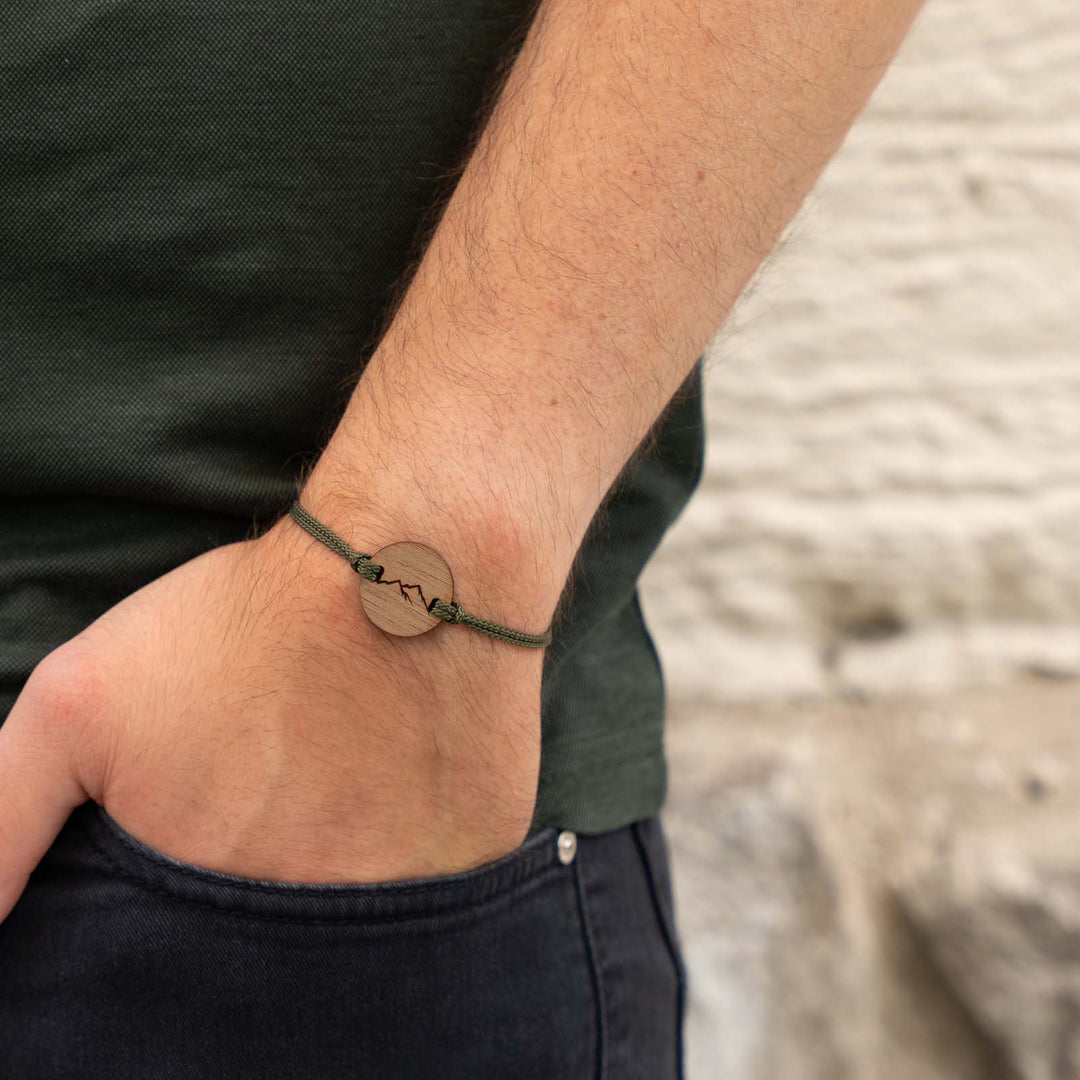 Armband mit Berggravur auf Nussbaumholz – natürlicher Holzschmuck mit olivgrünem Band und Wunschgravur auf der Rückseite