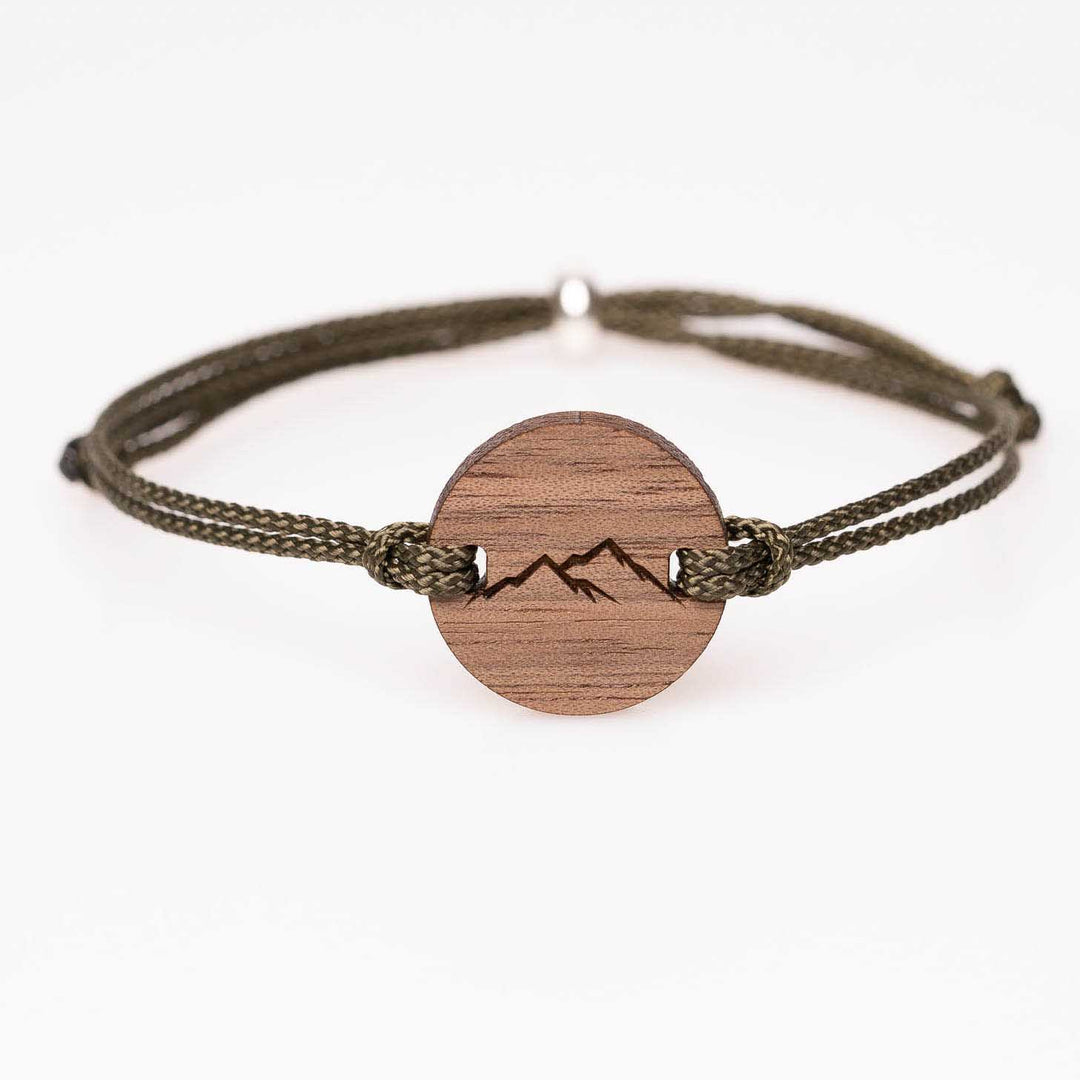Rundes Nussbaumholz-Armband mit graviertem Berg Motiv, olivgrünes Nylonband, einzigartiger und personalisierter Holzschmuck – perfekte Geschenkidee für Alpenfans