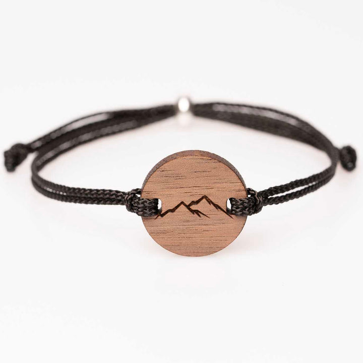 Nussbaum Holzarmband rund mit Bergsilhouette Gravur, schwarzes Nylonband, personalisierbares Naturarmband – handgemachter Holzschmuck als Geschenk für Bergliebhaber