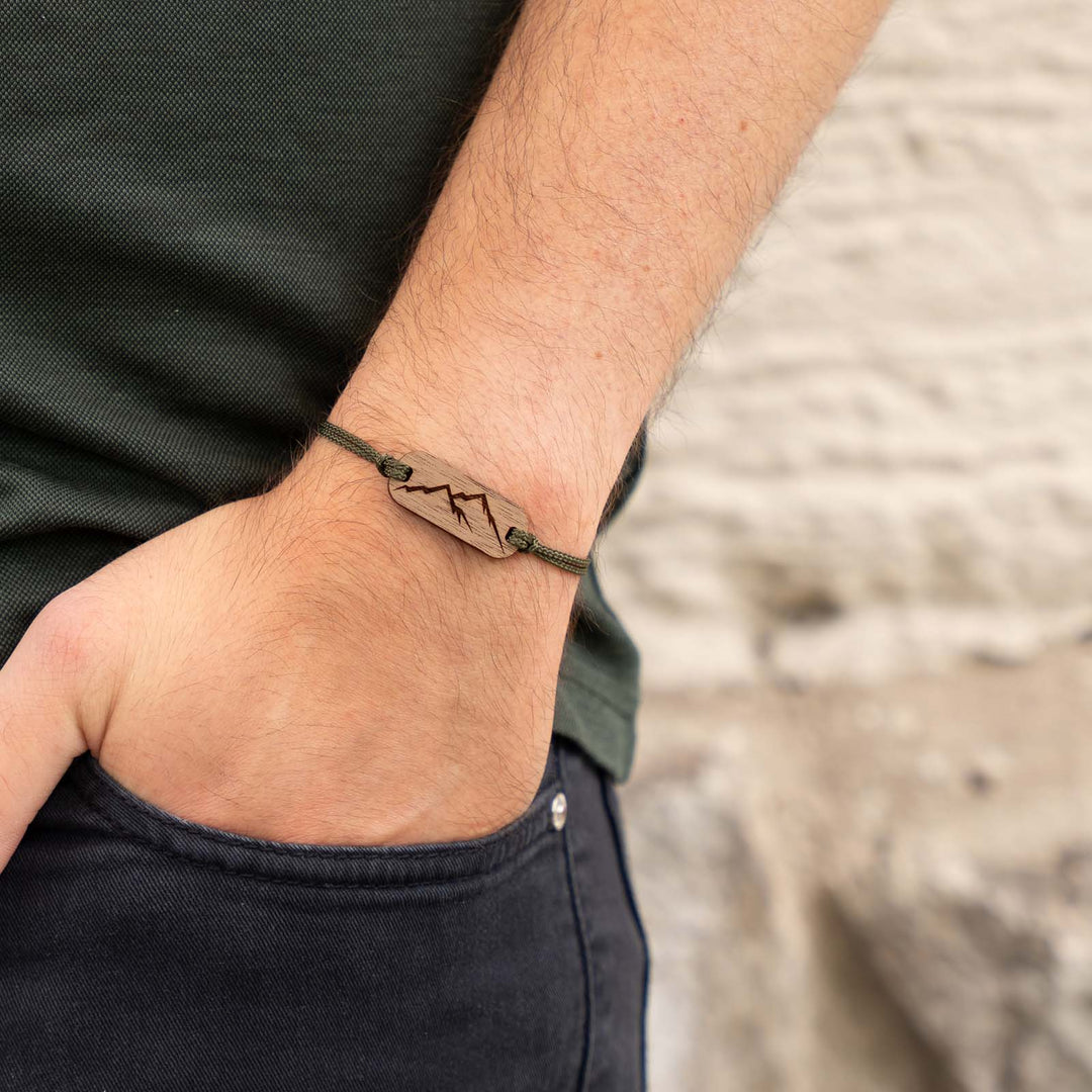 Bergmotiv auf Nussbaumholz – graviertes Armband mit olivgrünem Band und optionaler Personalisierten gravur